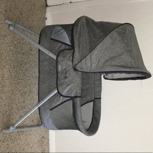 Safety 1st Indoor/Outdoor bassinet w mesh bug net